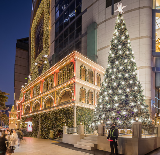 ‘마법의 성’에서 인생샷… 백화점, 크리스마스 장식 경쟁 후끈