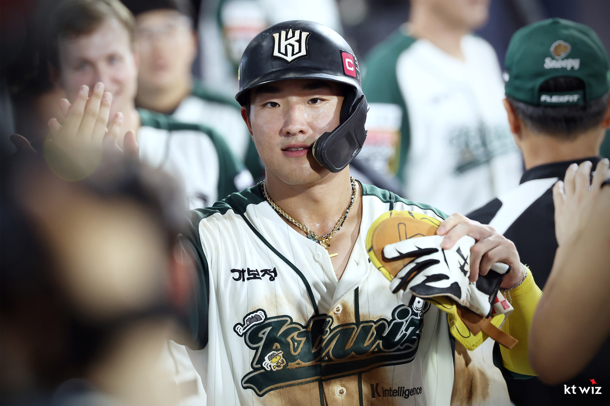 ‘타박상 소견’ KT 안현민, 1군 말소는 피했다… “통증 조절 후 경기 출전”