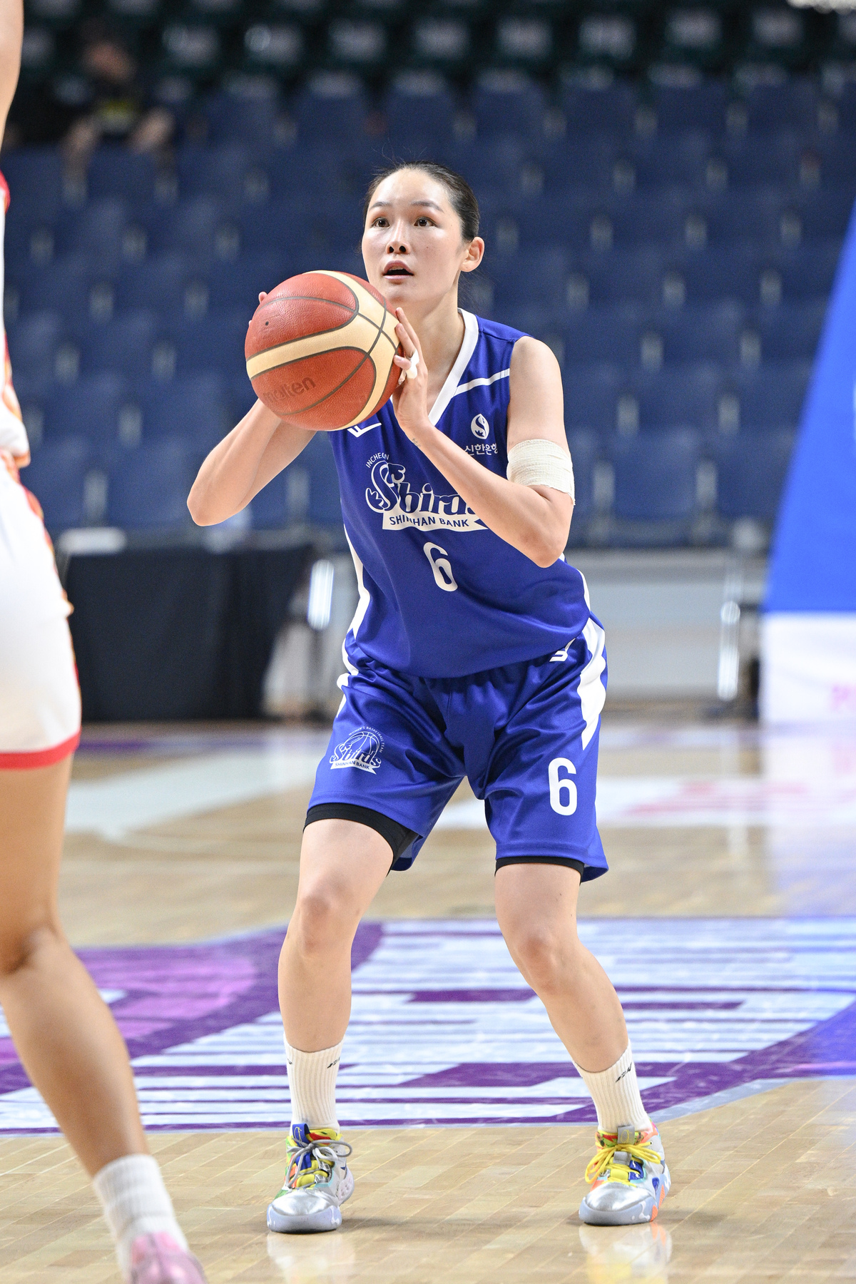 “매 맞기 전에 잘할 걸···” 최윤아 감독 데뷔 첫 승! 한국 자존심 살린 신한은행, DVTK 꺾어