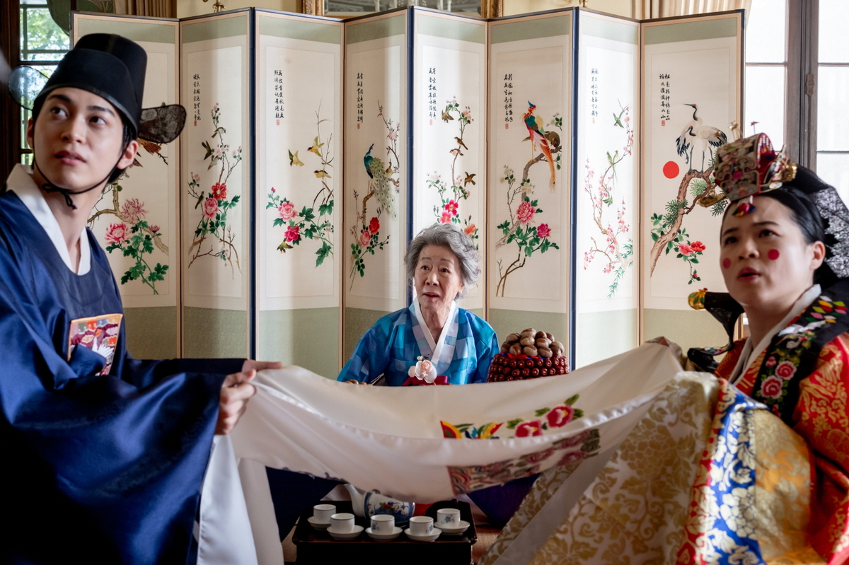 ‘결혼 피로연’ 윤여정, ‘미나리’ 이어 눈치백단 할머니 온다…롯데 단독 개봉