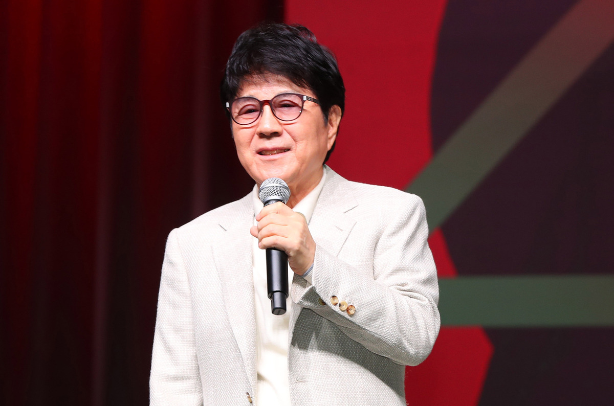 조용필, 1만8000 관객 홀렸다…단발머리·바운스 등 무대