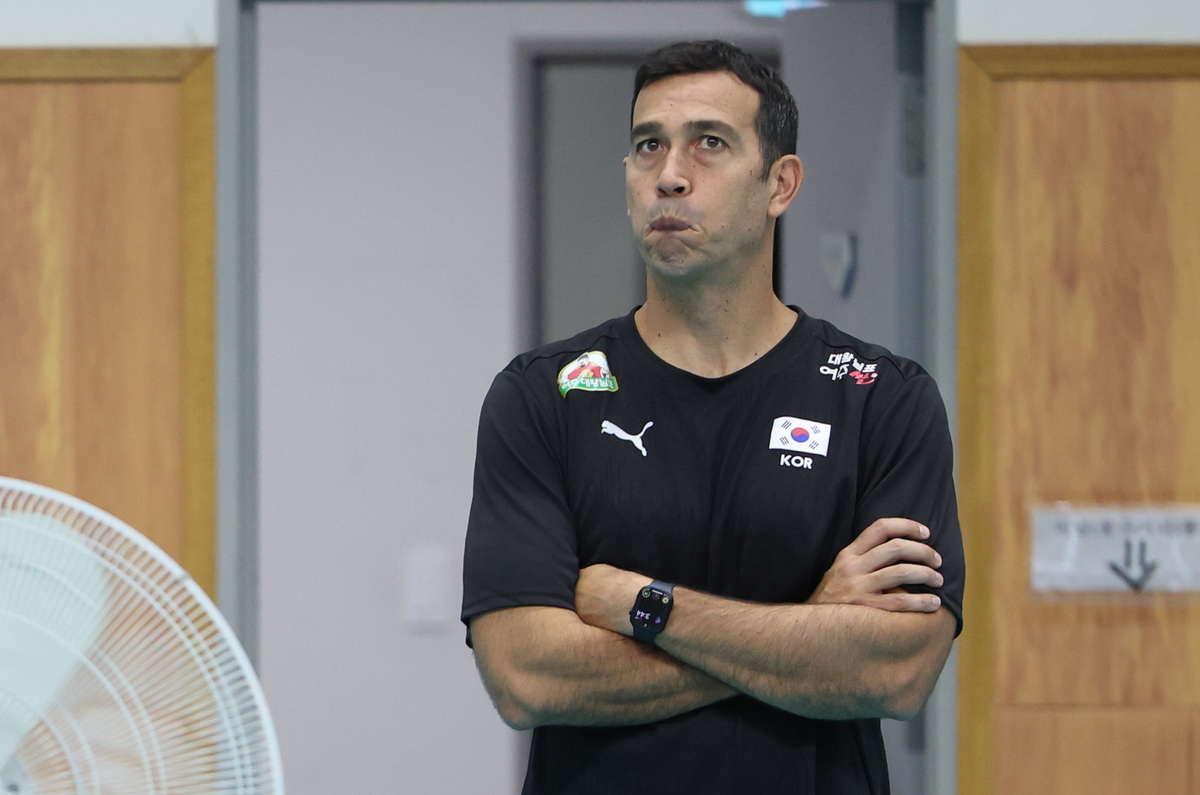 모랄레스 여자배구 감독, 계약 종료… “VNL 강등 아쉬워”