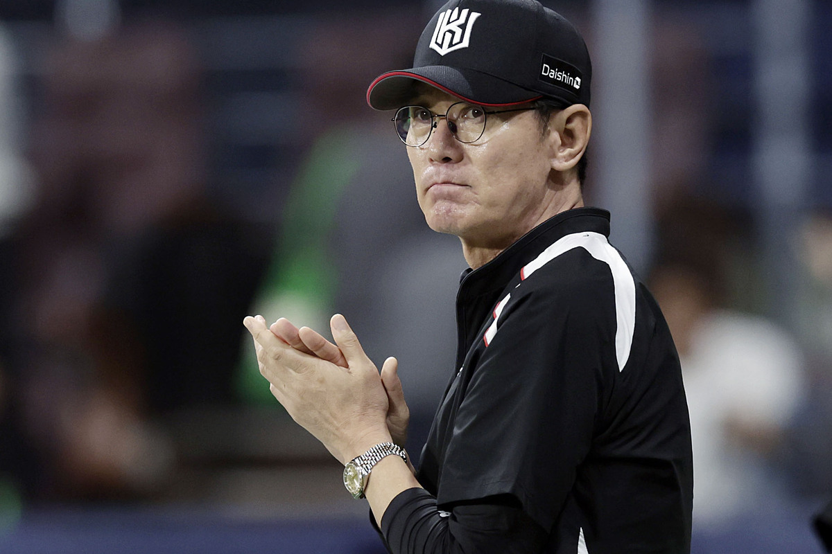 [토크박스] 살얼음판 순위싸움에 쓴웃음… 이강철 감독 “선발 로테이션, 머리 아프다”