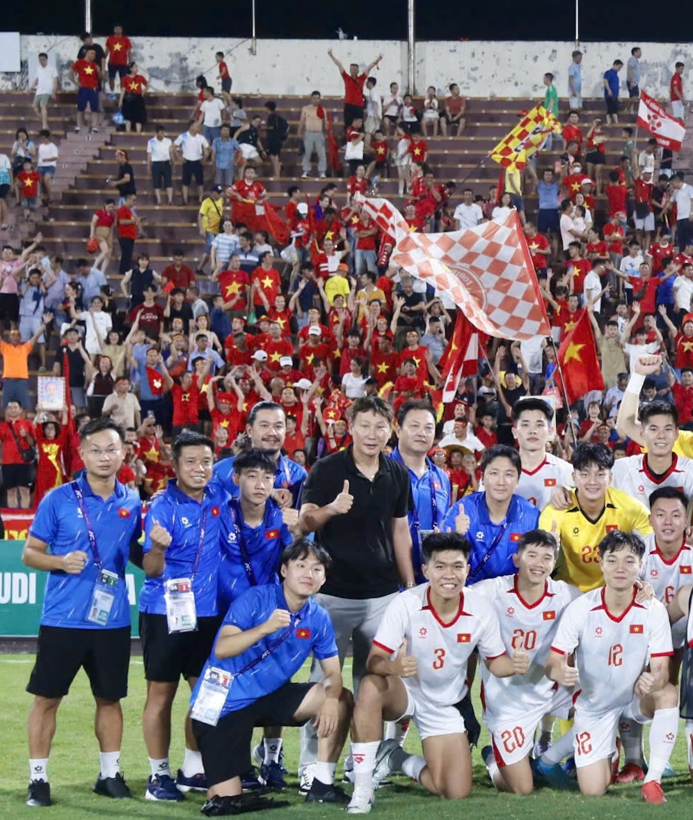 영국 비지니스마케팅 석사 출신, 코치로 김상식호 합류