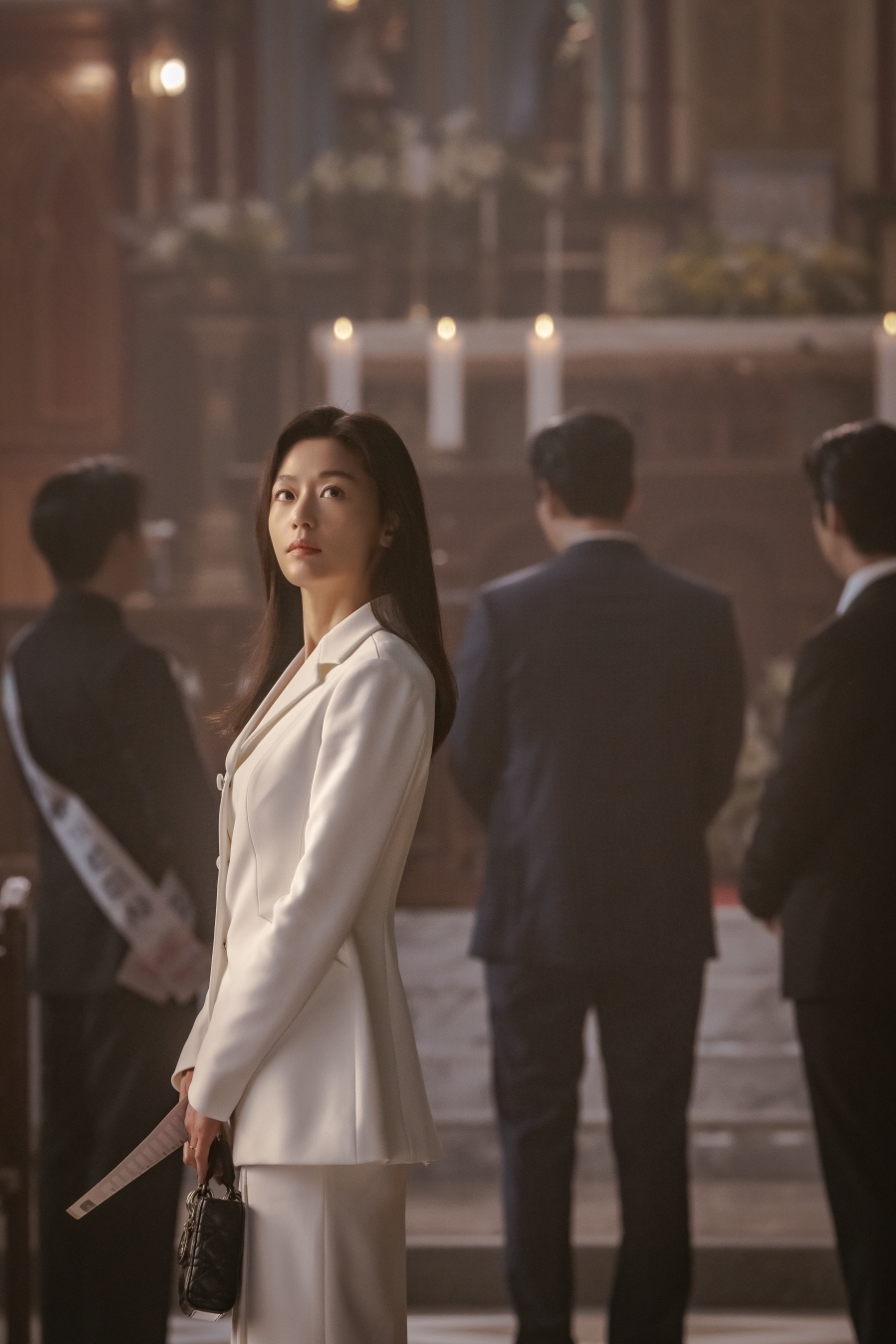 베일 벗은 ‘북극성’…전지현이 돌아왔다