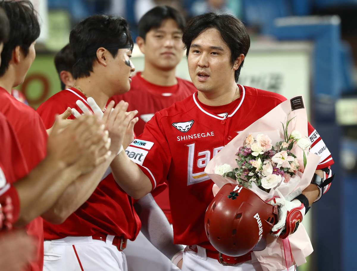 최정이 가는 길에, 새 역사가…10시즌 연속 20홈런 ‘리그 최초’