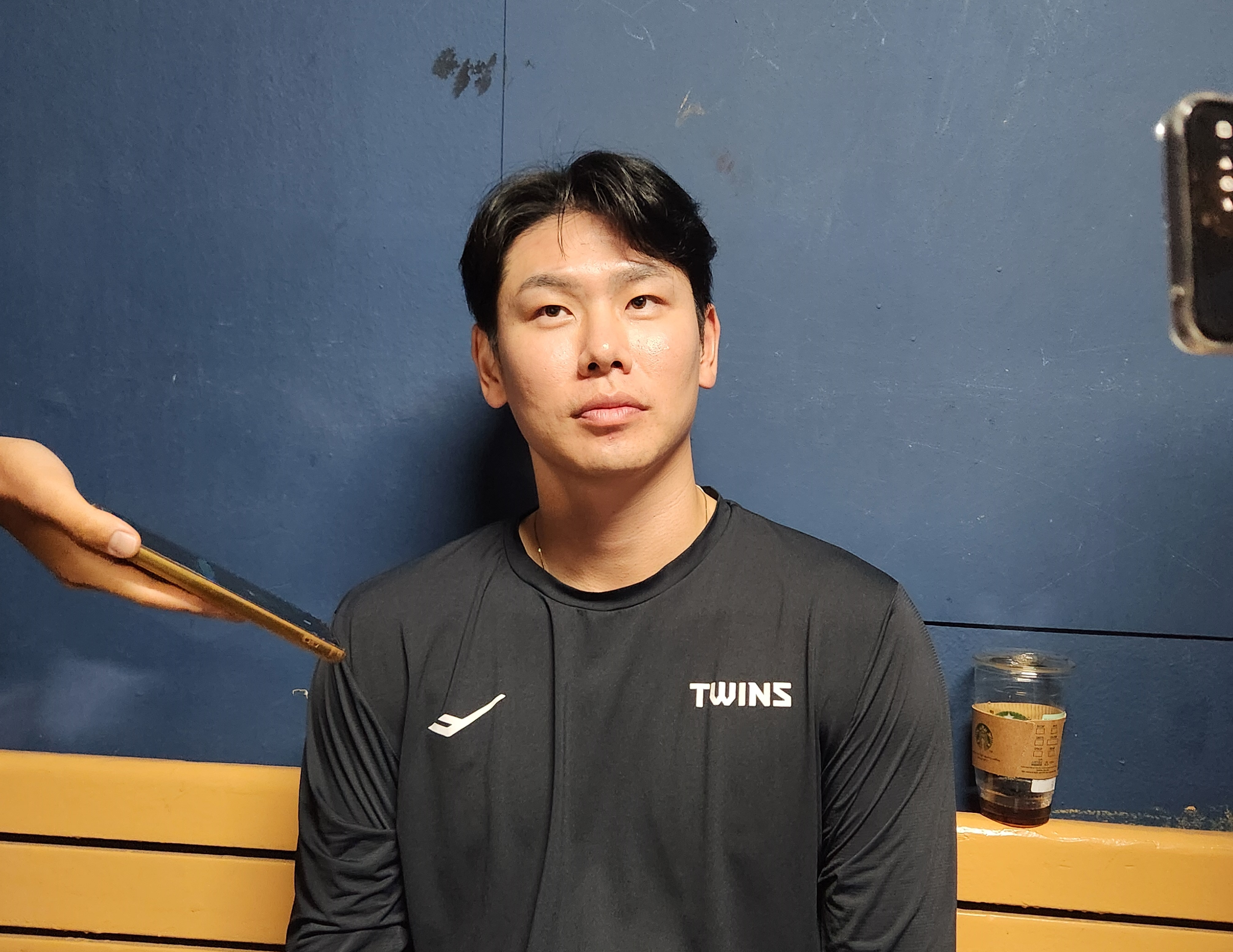 잠실 가득 채운 KBO리그 최고 응원가… 홍창기의 미소 “오랜만이네요”