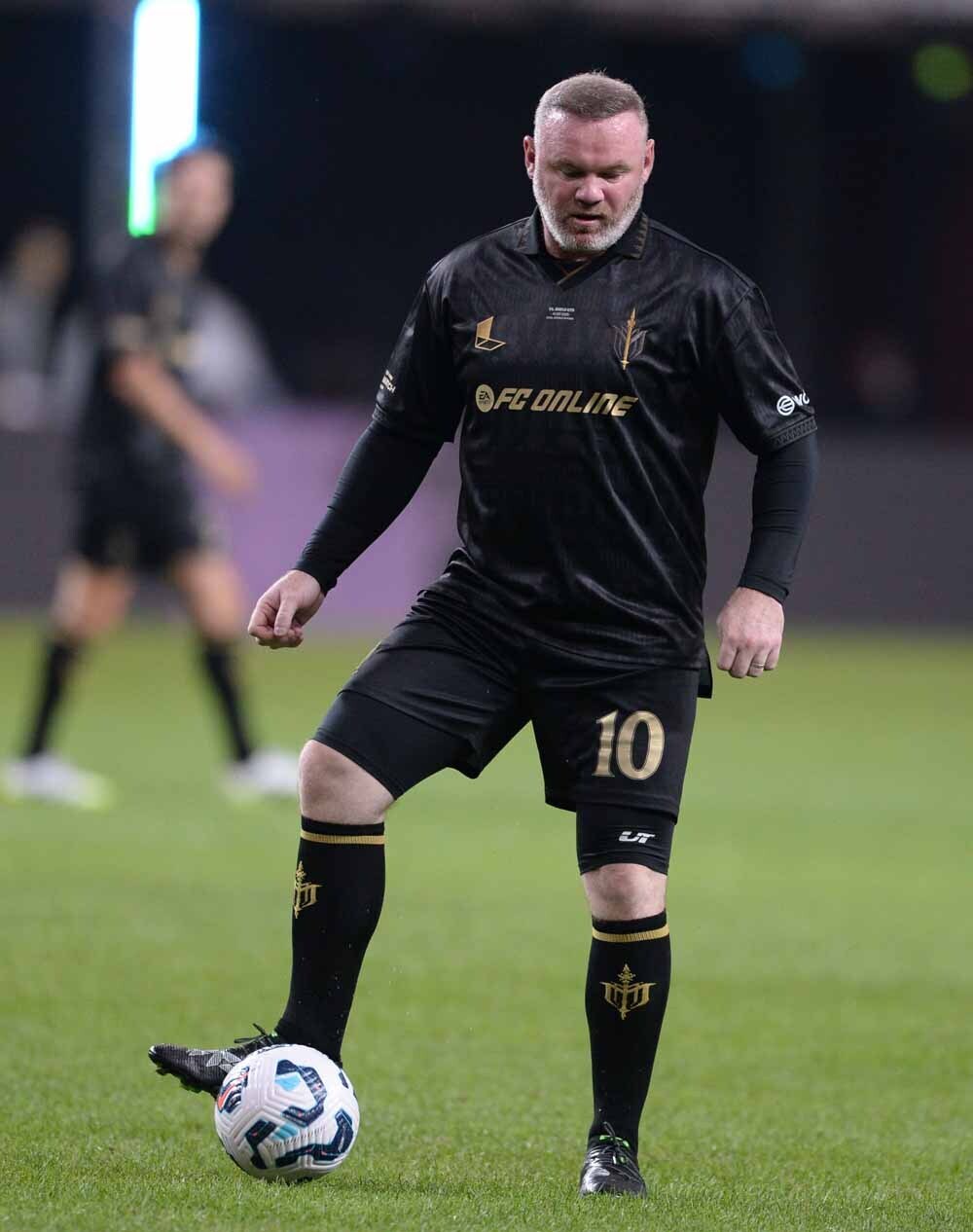 가을밤을 수놓은 축구쇼, 루니·마이콘·박주호 골골골… 6만 관중이 즐긴 레전드 매치