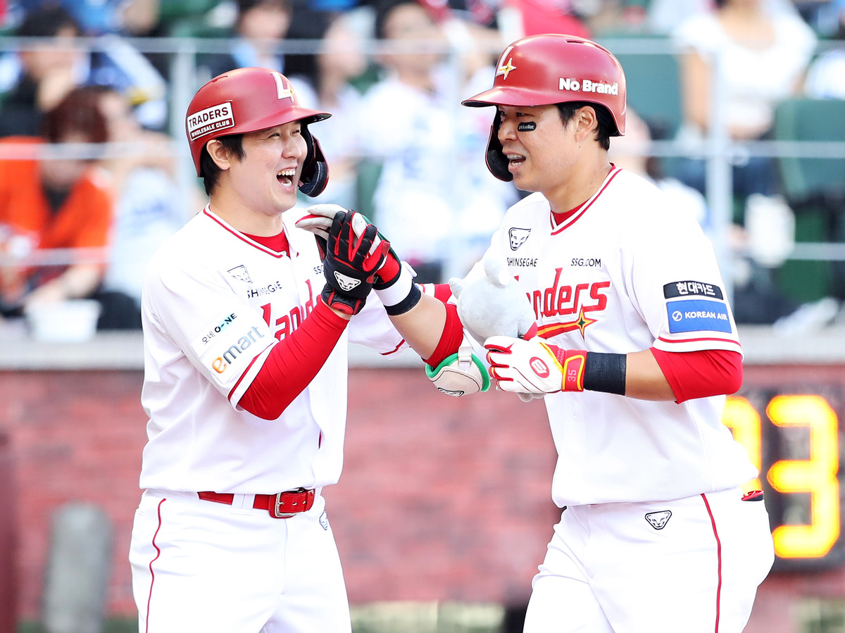 ‘KBO리그 역대 4호’ 진기록 쓰였다… ‘홈런군단’ SSG, 4타자 연속 아치 포효