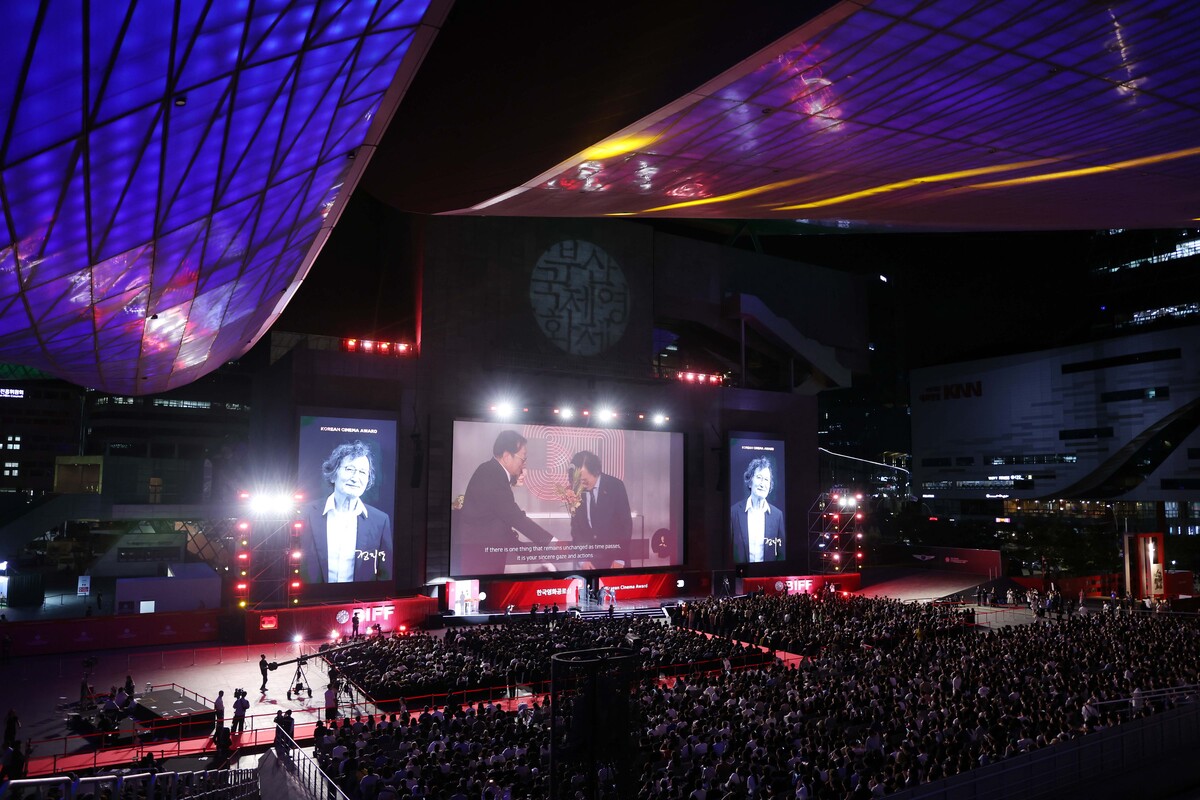 부산 밤하늘에 영화의 별이 뜬다…제30회 부산국제영화제 개막