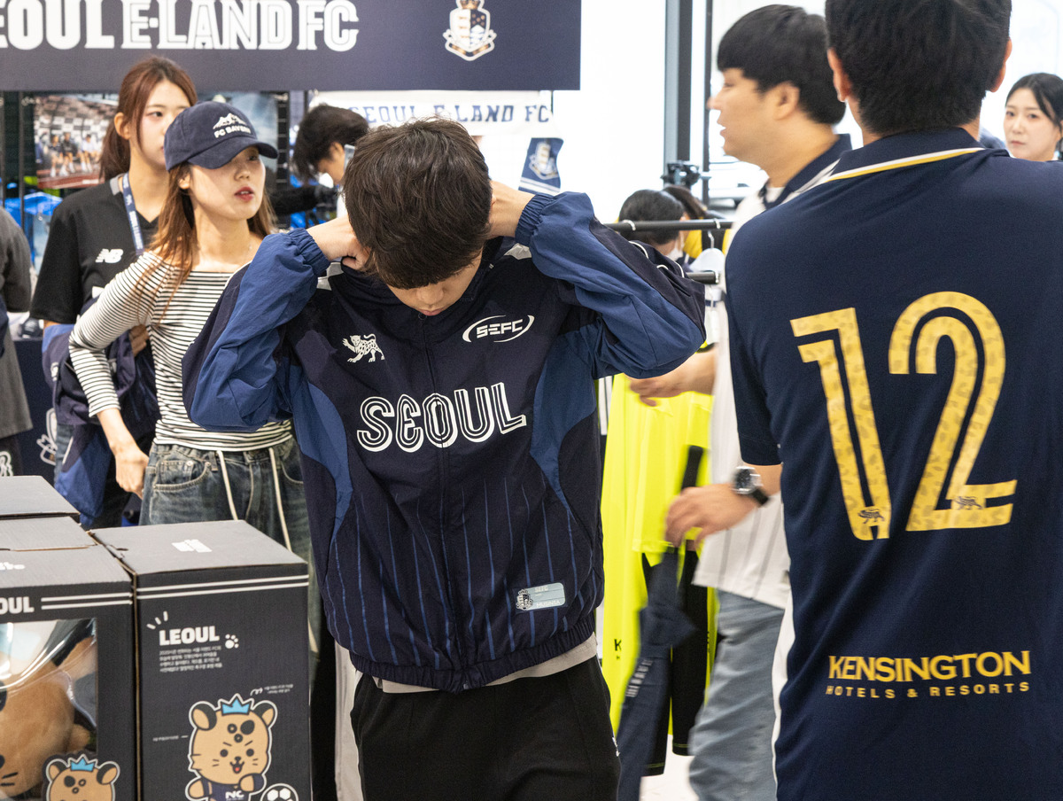 성수동 한 가운데서 축구를 외쳤다…서울 이랜드X무신사 팝업 오픈런 “뭐가 더 잘 어울려요?”