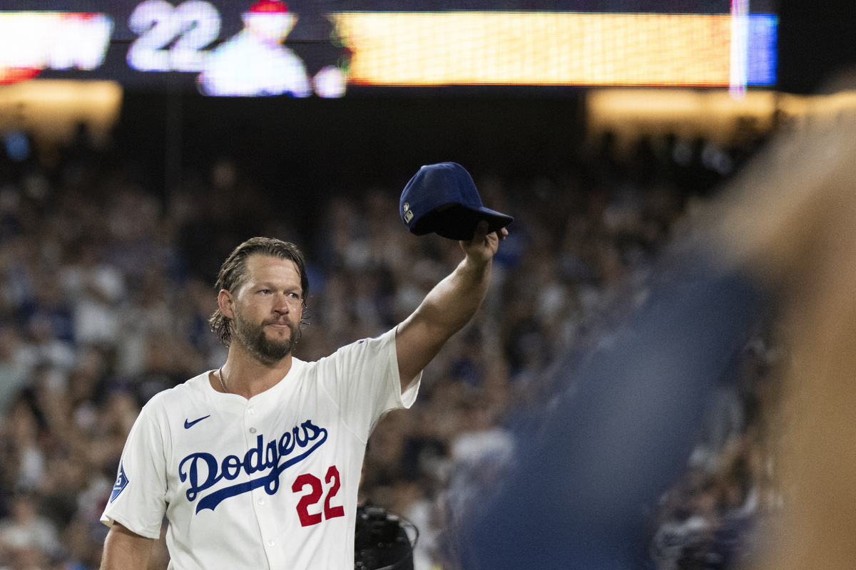 홈팬들에게 작별 인사한 커쇼…다저스는 13년 연속 PS 진출