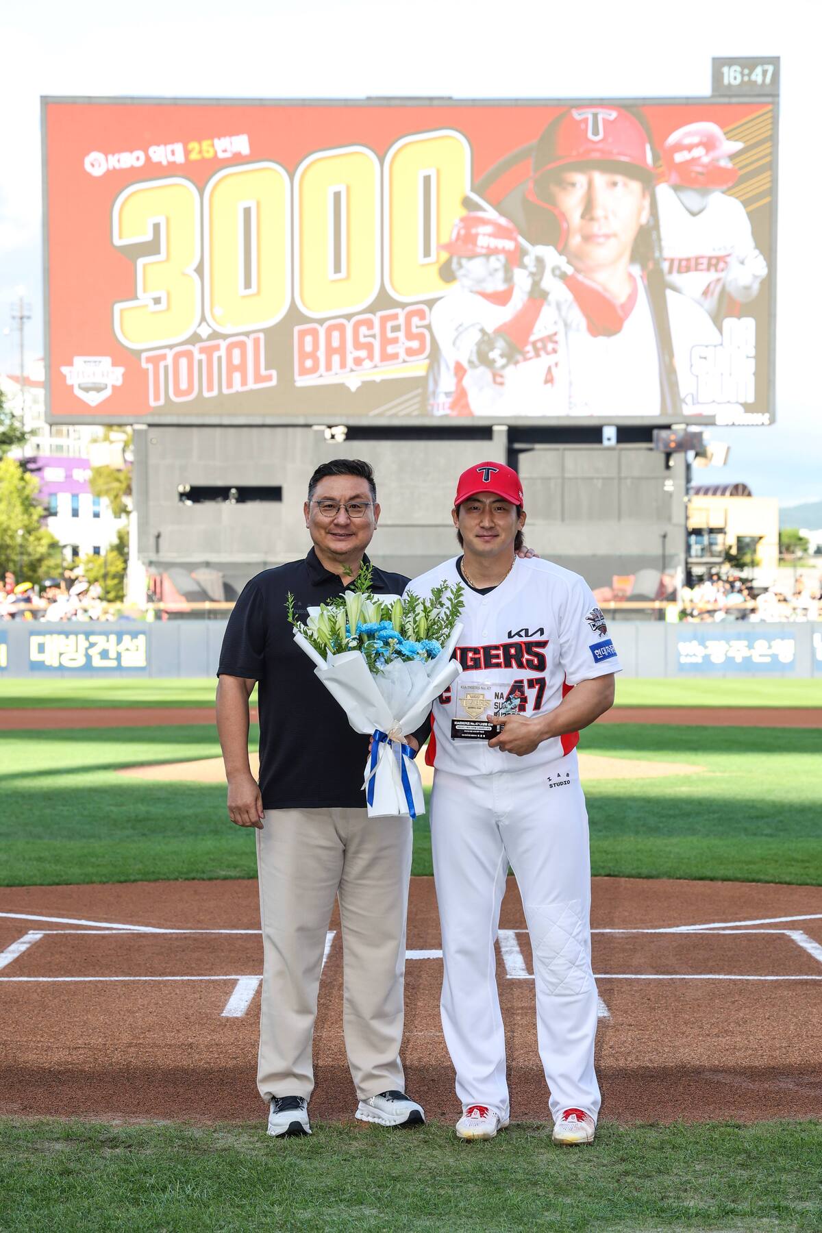 KIA 나성범, 3000루타 달성 시상식 ‘역대 25번째’