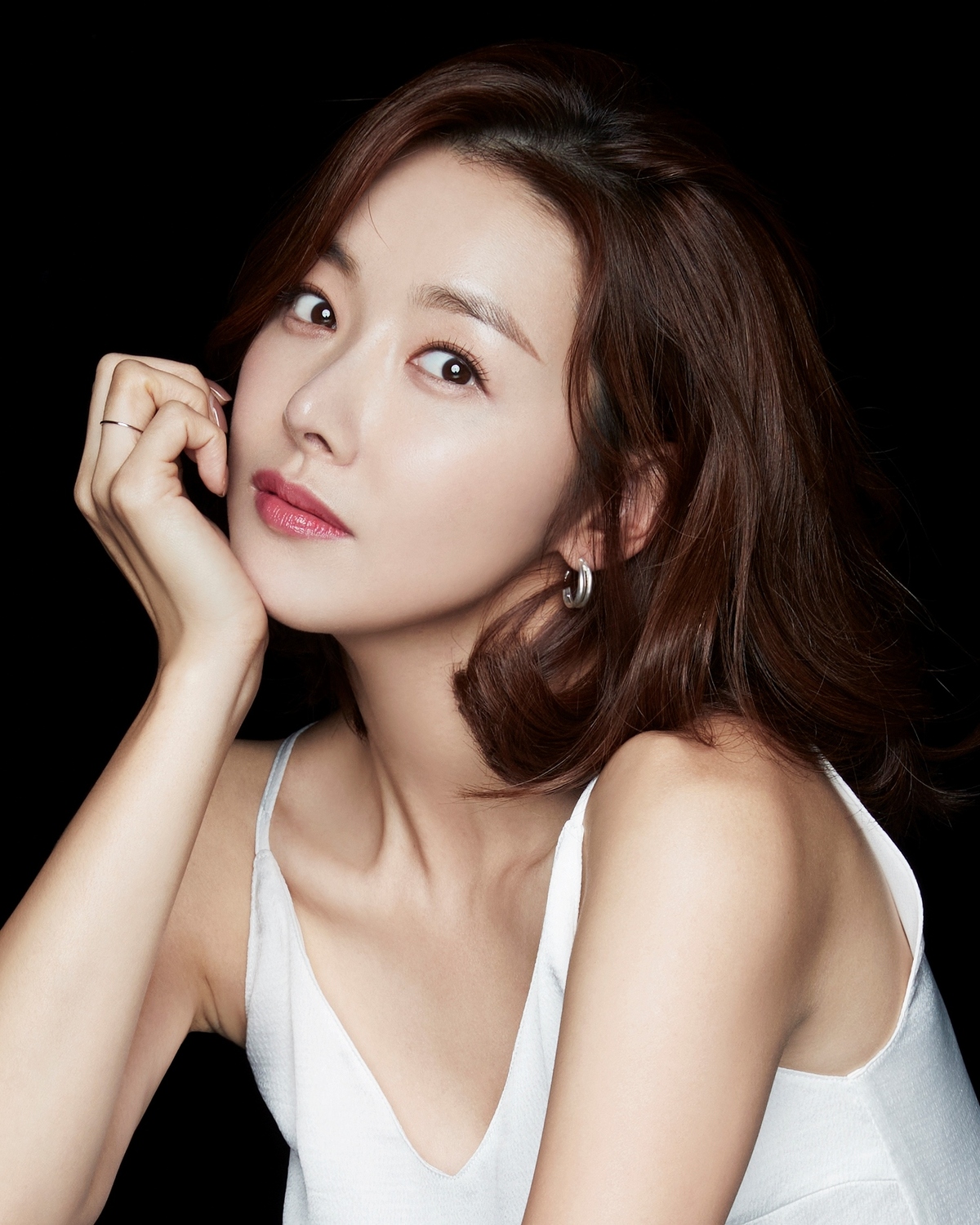 [내야외야] “다시 마운드에 서게 돼 기쁘다” 두산 ‘찐팬’ 소이현, 시구만 벌써 3번째