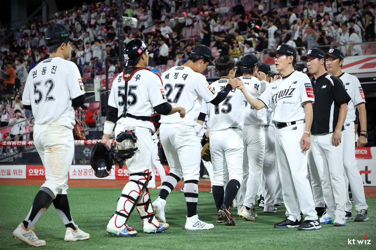 가을 향해 성큼 다가가는 3연승 매직… 이강철 감독 “오원석의 칠전팔기 선발승 축하해”