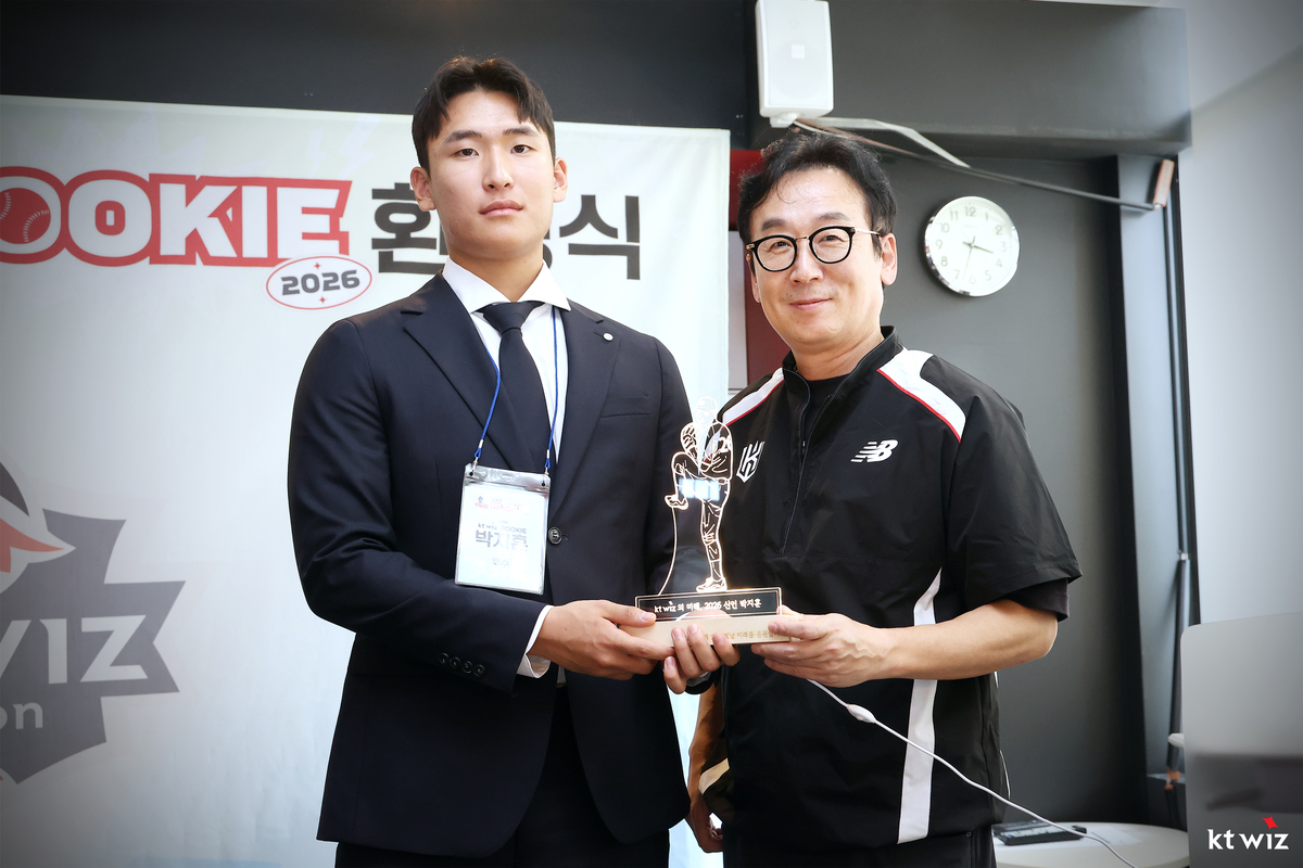 “1R에 뽑혔으니, 1군에도 1번으로!”… 수원 물들인 ‘신입 마법사’ 박지훈의 패기