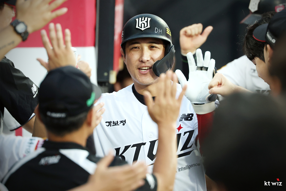 위기를 딛고, 꾸준함을 빚는다… ‘14시즌 연속 100안타’ 황재균 “오래하다보면, 또 좋은 결과 따라오겠죠”