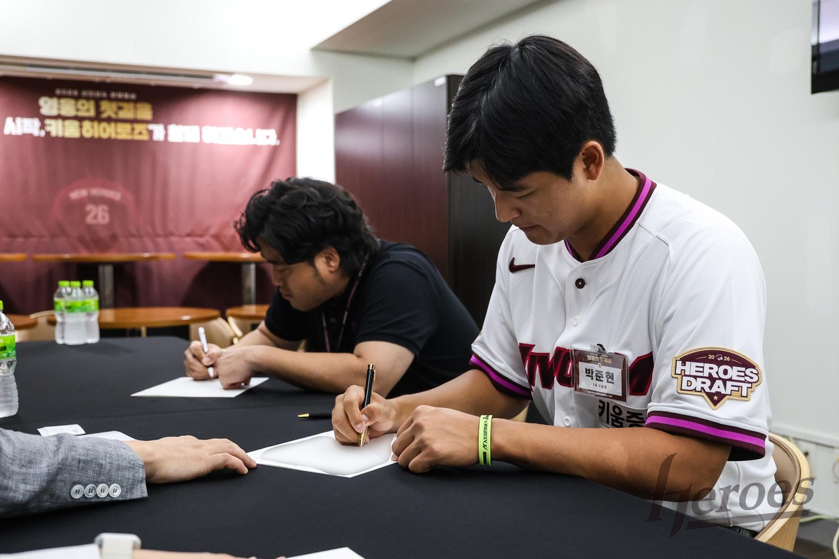 전체 1순위 박준현, 7억원에 키움과 사인···KBO 역대 신인 계약금 3위