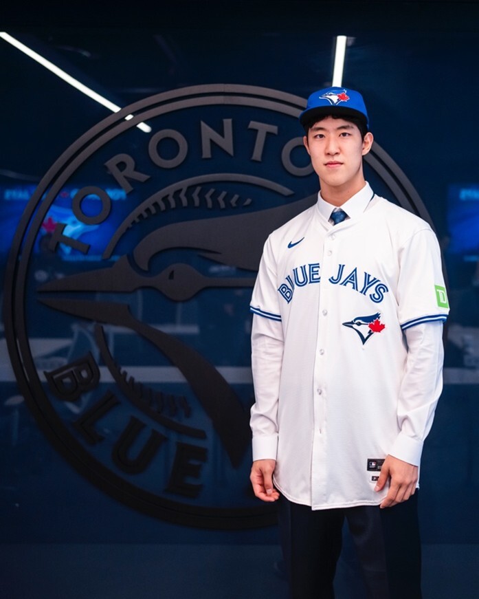 장충고 투수 문서준, MLB 토론토와 150만 달러 계약… “실패 두려워하지 않겠다”