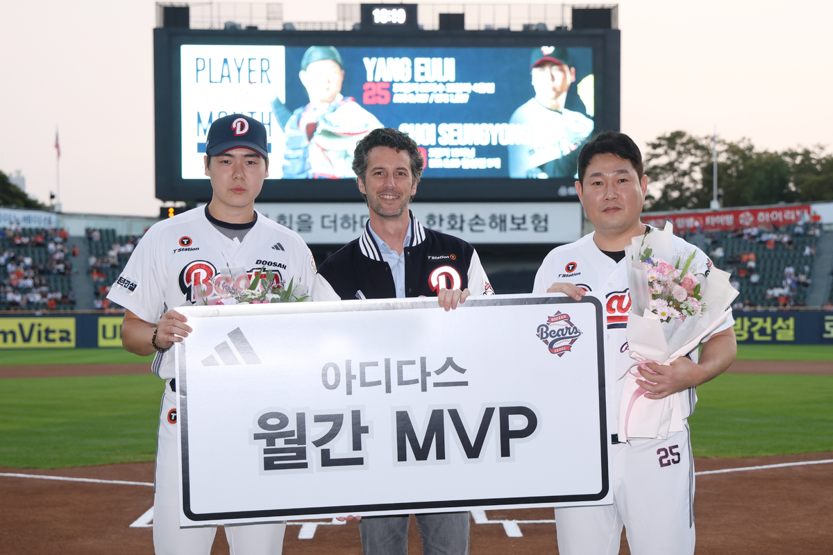 [내야외야] ‘4할타자+ERA 0.69’ 두산, 아디다스 8월 MVP 양의지·최승용 선정