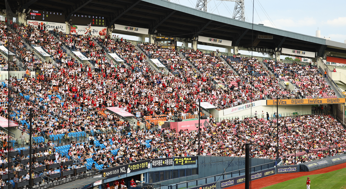 결국 ‘1200만 고지’ 돌파… 미쳐 날뛰는 KBO리그 인기, 천장 뚫었다