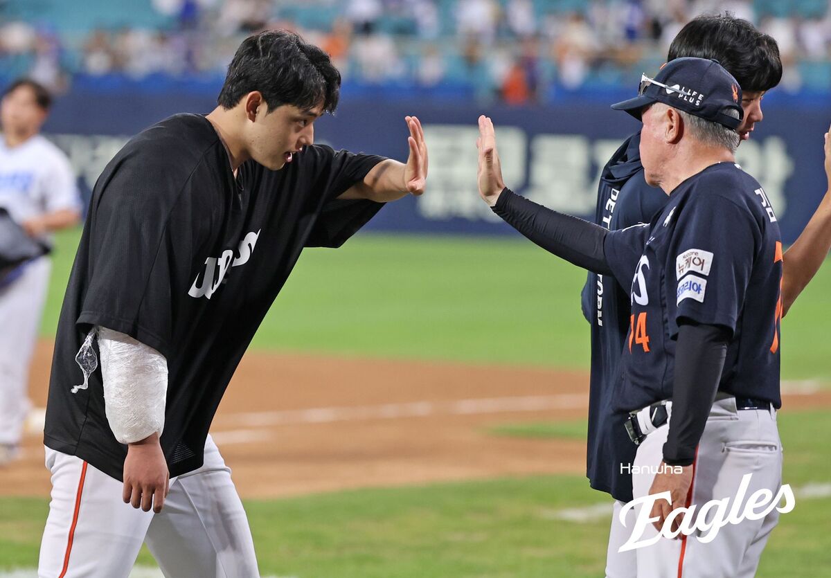 [토크박스] “중계에 나왔나요?”… 몸도 마음도 지칠 문동주 향한 진심 어린 감독의 한마디 “힘냈으면”