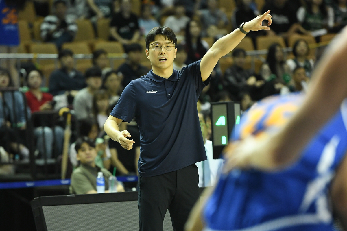 3점슛 성공률 20%…‘오픈매치 2연패’ 김효범 삼성 감독 “둘이 팀원들에게 사과하더라”