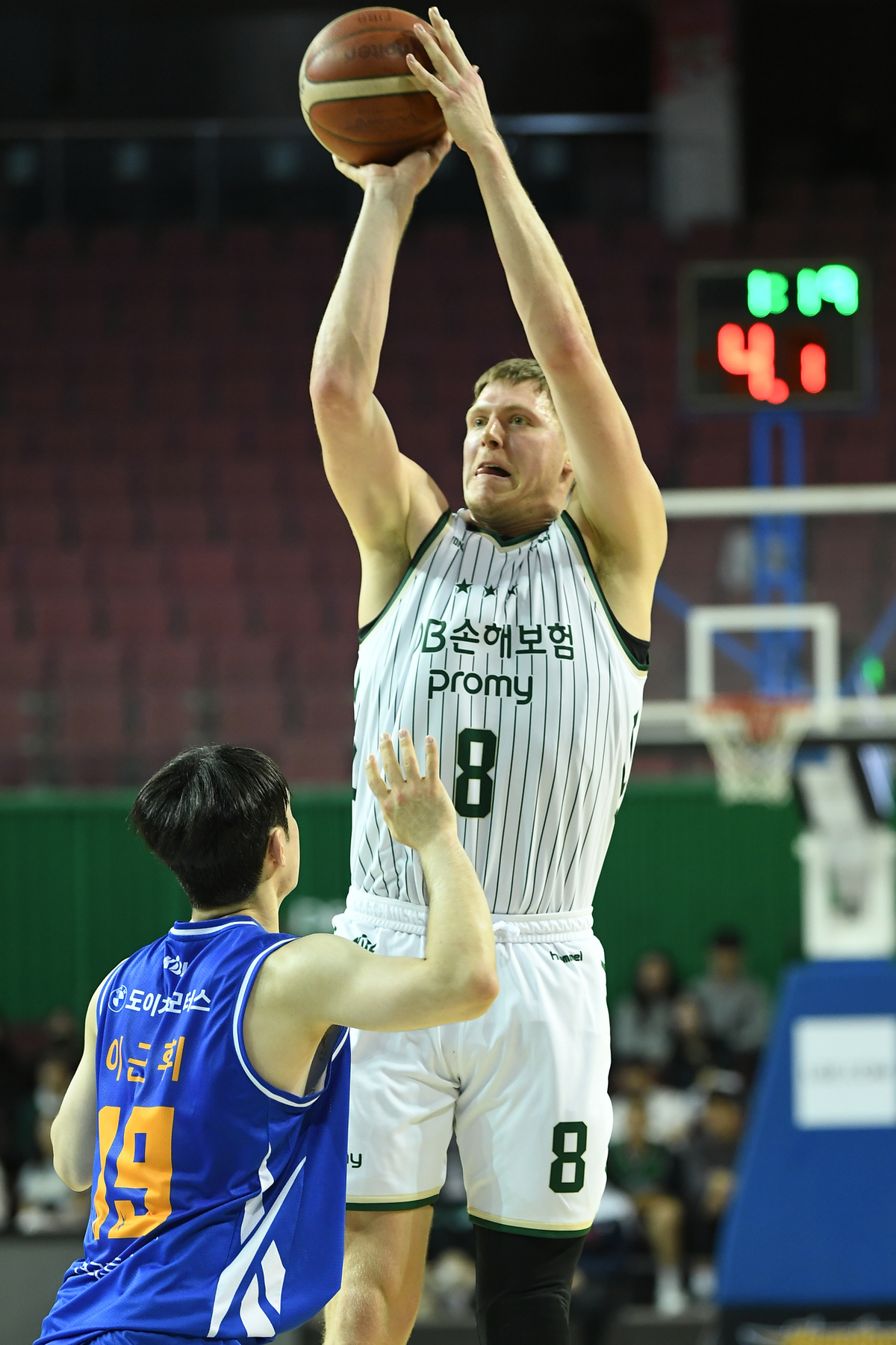 30점 폭격한 엘런슨…김주성 감독 “슛 터치 좋은 선수” 엘런슨 “3점슛은 내 무기”