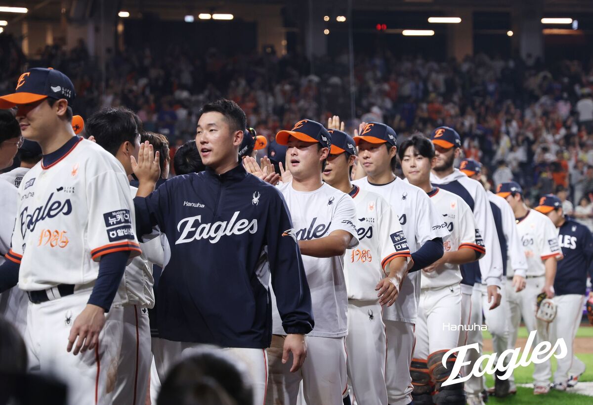 ‘안방에서 LG 축포 볼 수 없다’ 정우주 호투한 한화, ‘천적’ 임찬규 두드리며 7-3 승리… 1위 불씨 살렸다