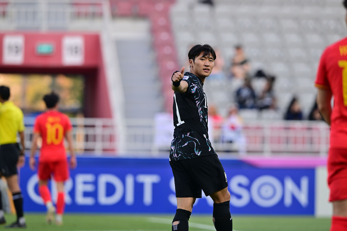 황희찬 뽑은 홍명보 감독, 수비수는 11명 선발… 스리백 가속화