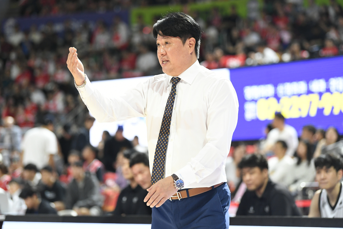 ‘친정 방문’ KT 문경은 감독 “완패 인정”… 김선형 향해 “후련하게 털어내길”