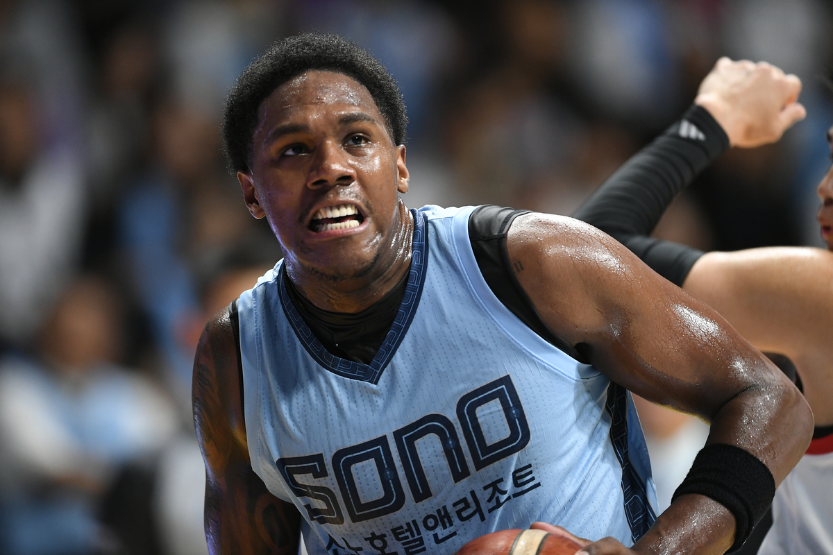 나이트 35점·14리바운드 맹폭… 소노, SK 막판 추격 끊고 3경기 만에 시즌 첫 승