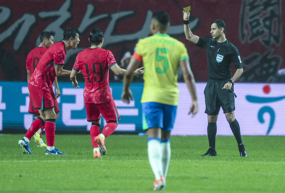 무너진 스리백… ‘수비 핵’ 김민재 “브라질 압박에 집중력 떨어져… 시간 더 필요”