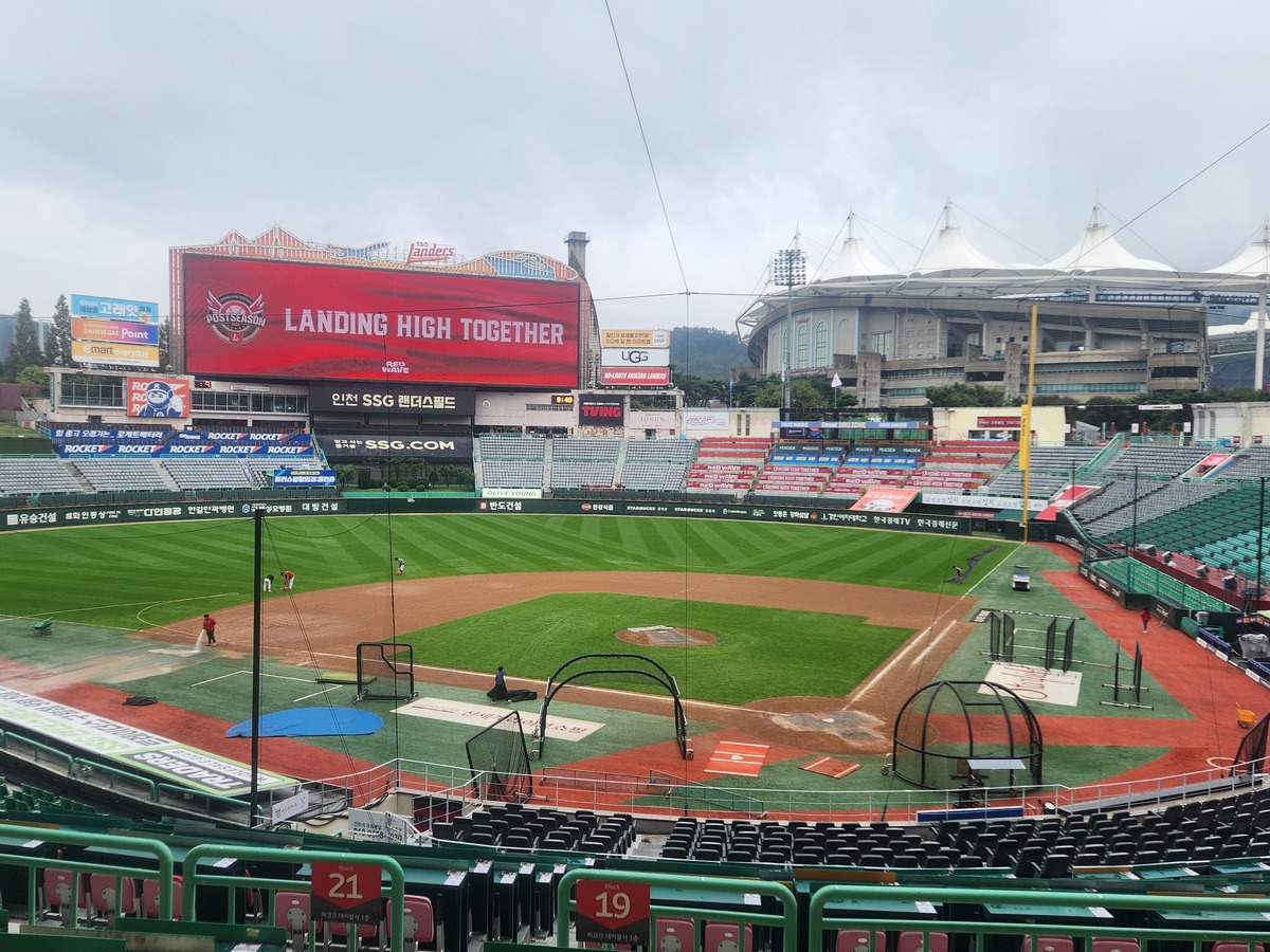 [준PO2] 연이틀 순연 피할까… 방수포 철거한 랜더스필드, 그라운드 정비 시작