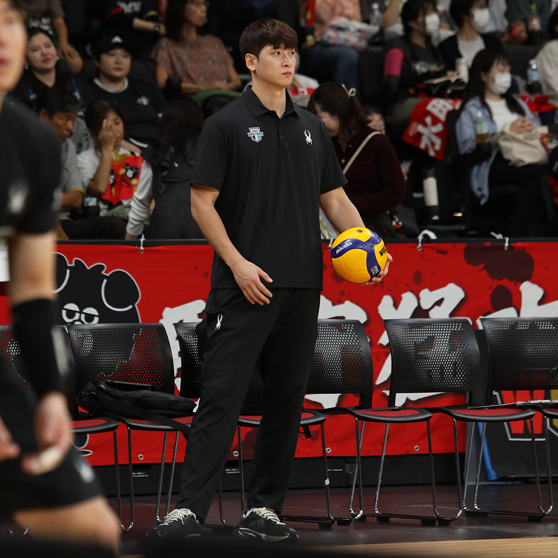 현대캐피탈 레전드에서 ‘코치’ 문성민으로… “선수들에게 잘할 수 있는 분위기 만들어주고파”