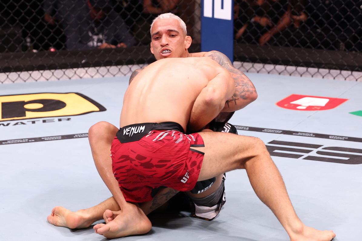 ‘前 UFC 챔피언’ 올리베이라, 고국 브라질서 승전고… ”할로웨이 나와!”