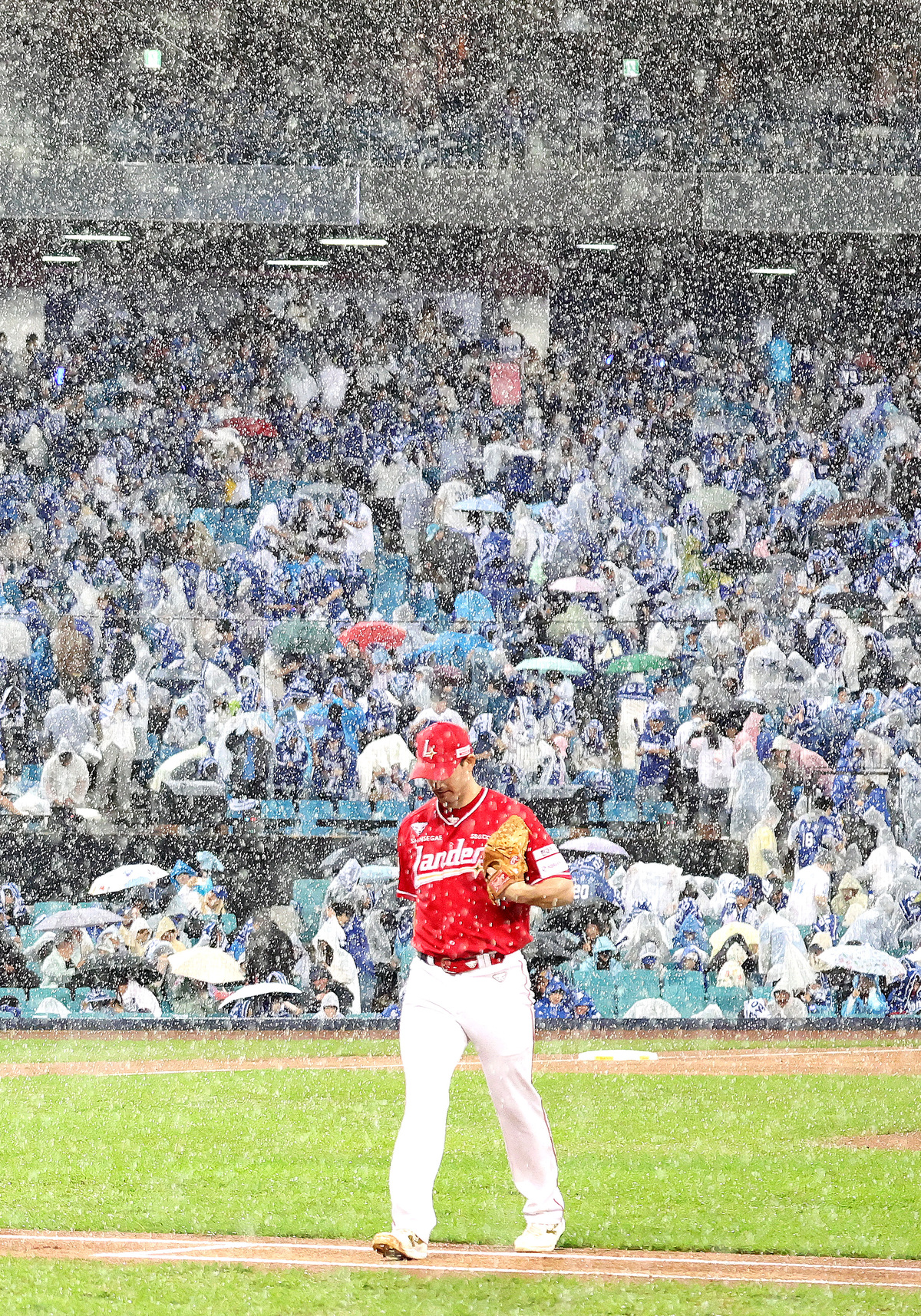 [준PO3] SSG가 손꼽아 기다린 에이스, 궂은 날씨&실책에 울었다… 3이닝 3실점 조기강판