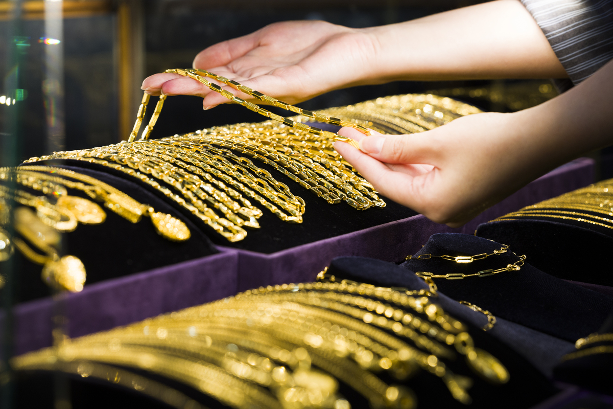 [주식보다 더 오른 금값] 금 한돈 80만원 돌파…전문가들 “조정 있어도 더 오른다”