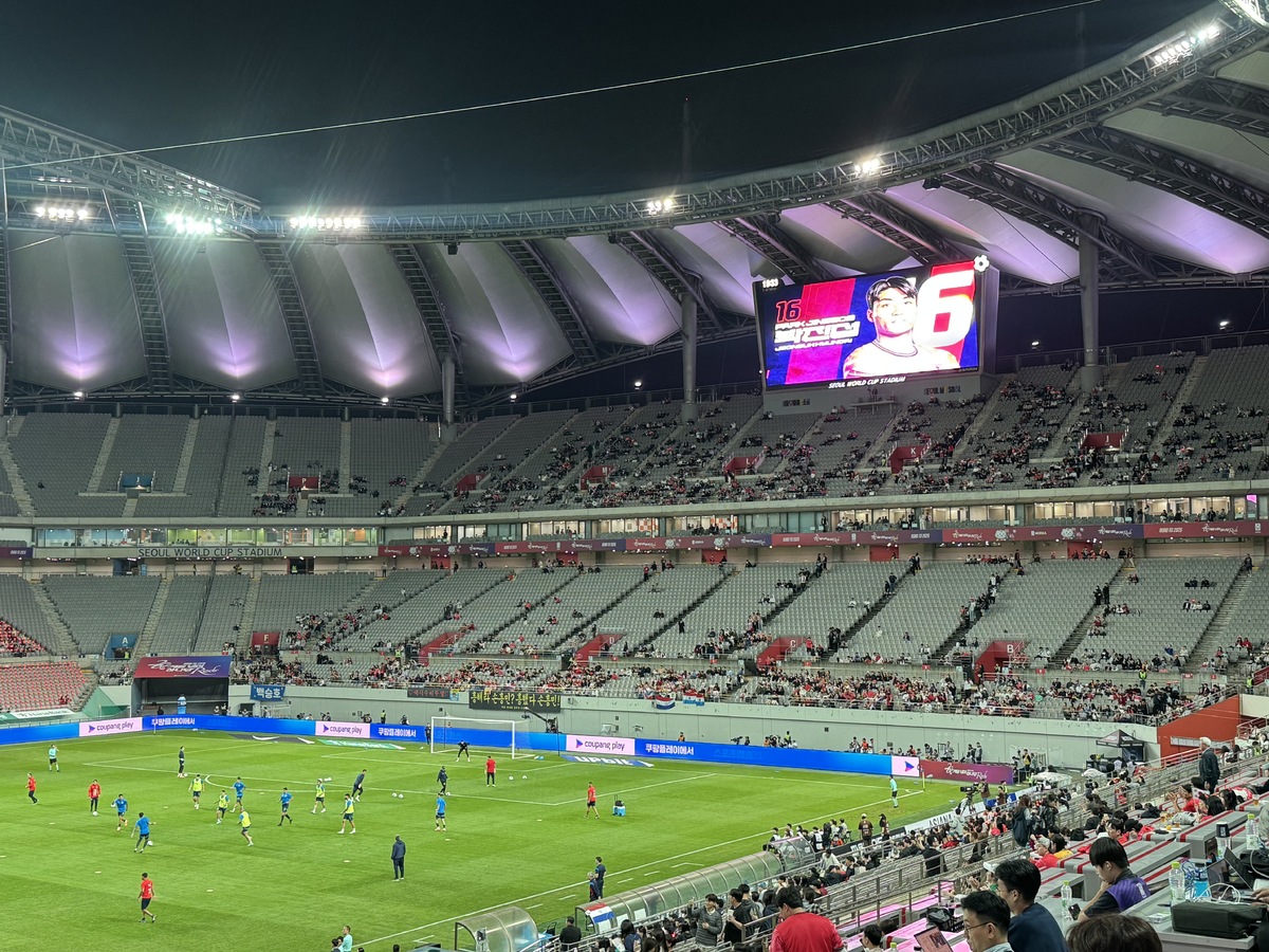 그 많던 축구팬 어디갔나요…손흥민-이강인에도 ‘구름관중’ 실종, 파라과이전 2만2206명으로 흥행 실패