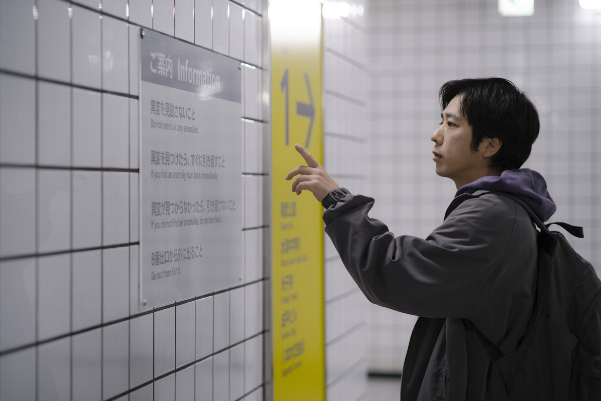 [필름리뷰] 반복되는 미로 ‘8번 출구’, 단순하지만 몰입·공포 압도적