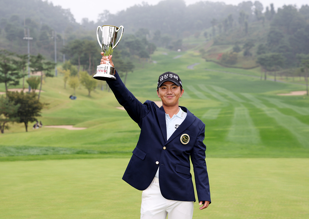 33년 만에 KPGA 시즌 4승 나올까… 옥태훈의 역사적인 도전, 더채리티클래식 물들인다