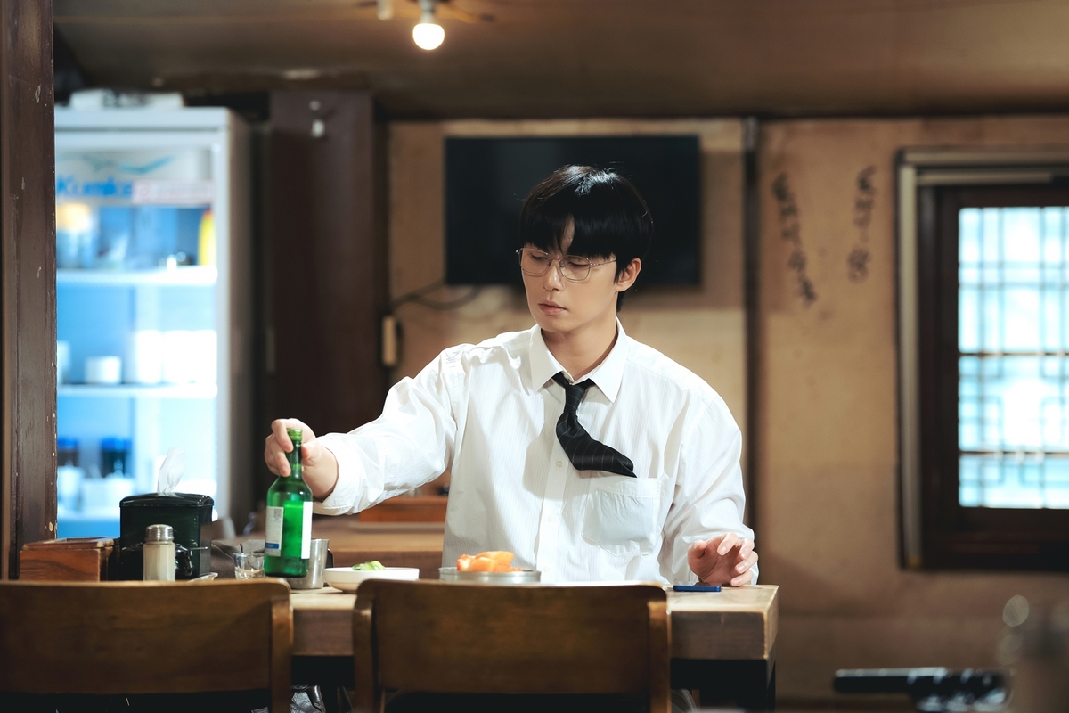 박서준, 동운일보 차장 완벽 변신…소주병 들고 착찹한 표정 ‘눈길’