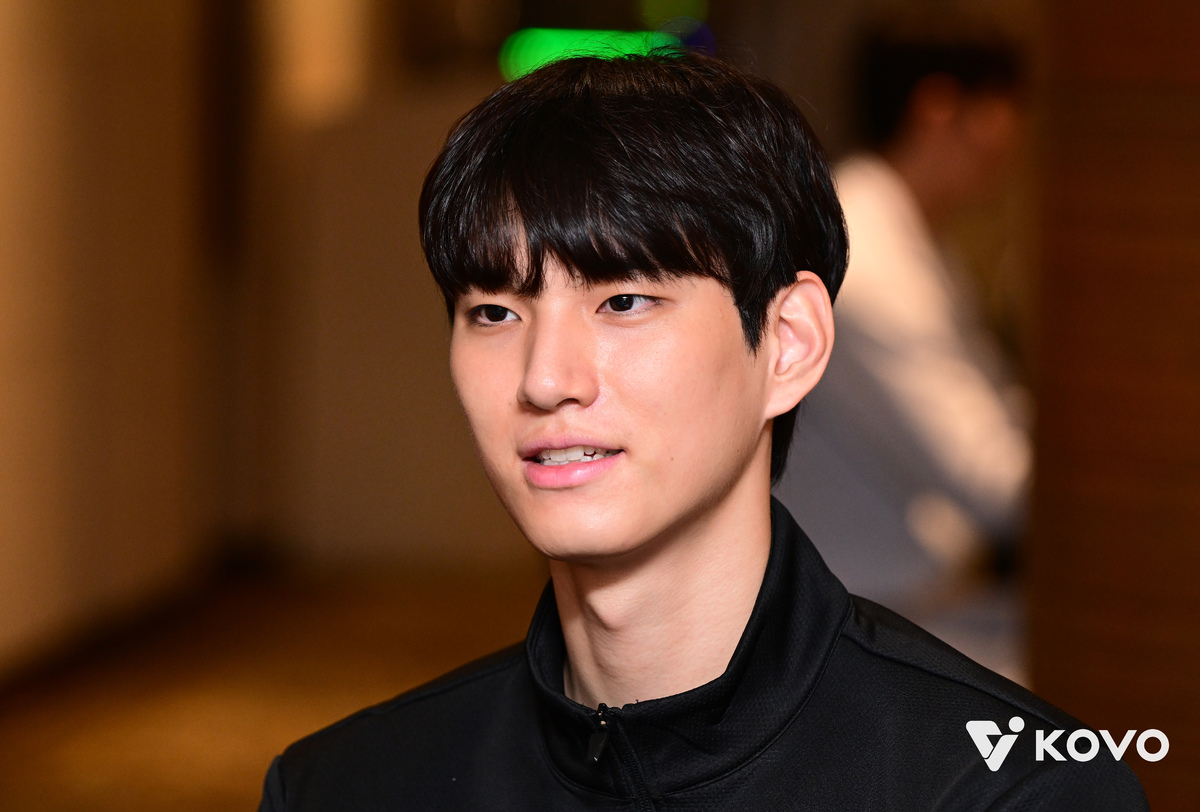 “어색한데, 많이 익숙해졌어요”… 새 유니폼과 각오 다지는 이적생들, 우승 열쇠로 ‘우뚝’