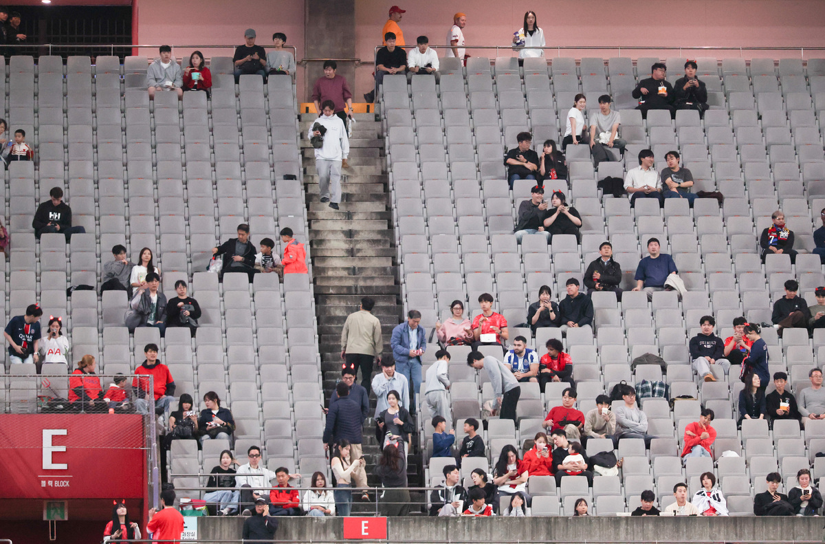 축구장을 떠난 팬들...'2만2206명' 17년 만에 최저 관중, 잃어버린 팬심 어쩌나