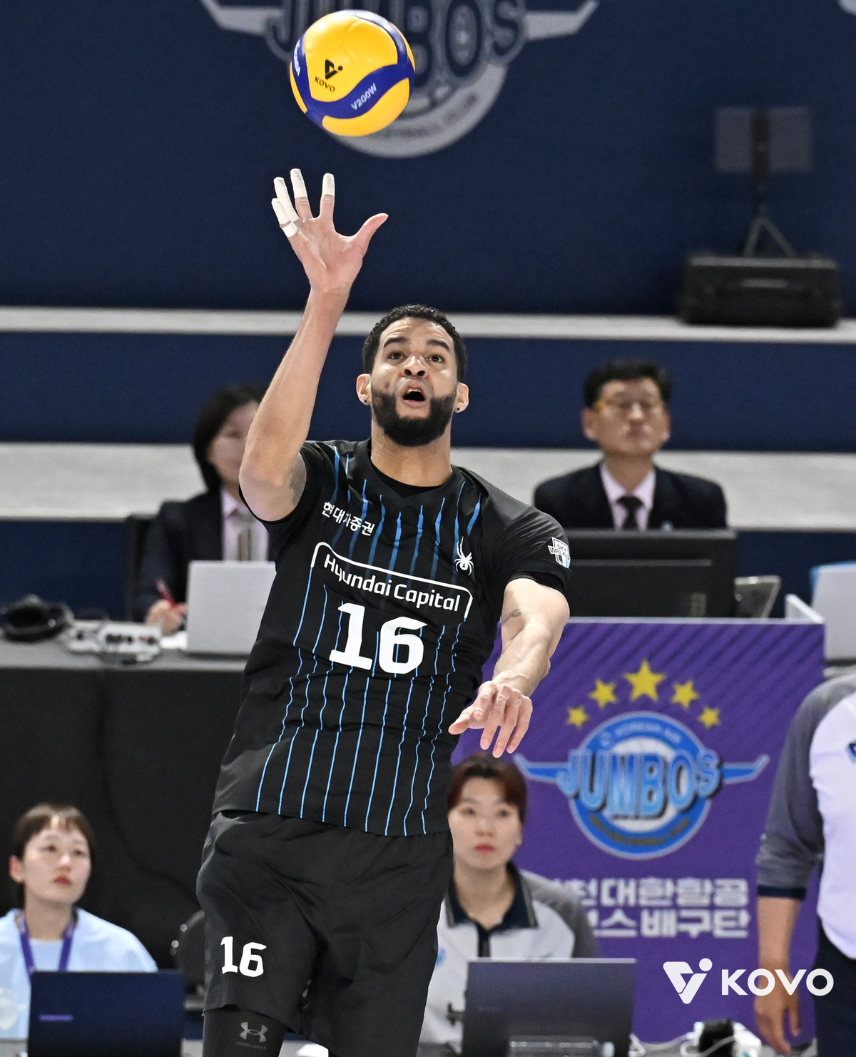 [프로배구 개막⑤] 뜨거워지는 신구 외인 맞대결… 새 역사 앞둔 터줏대감부터 경계대상 1호까지