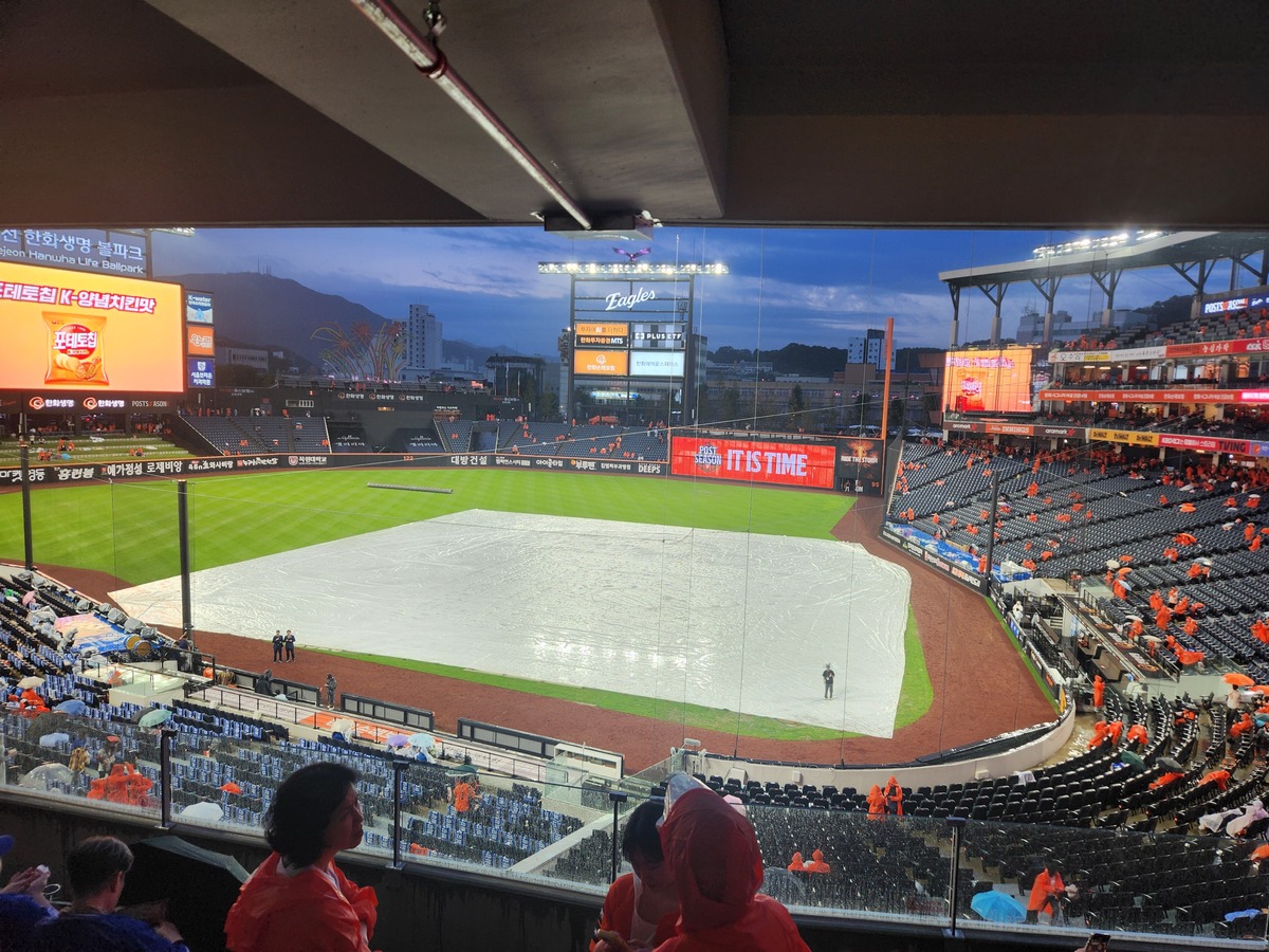 [PO1] ‘앞당겨 쏟아지는 비’ 대전 가을축제도 훼방놓나… 대형 방수포 깔렸다