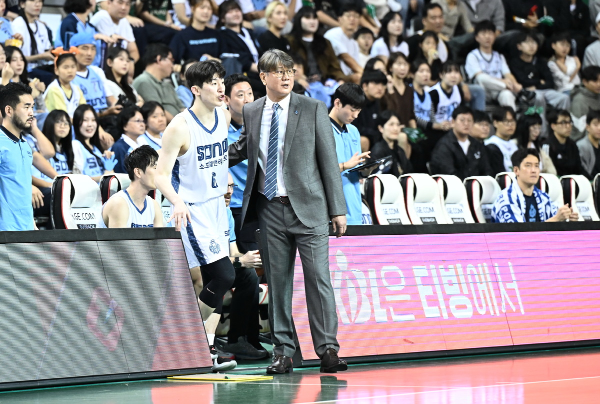 [고양 토크박스] 소노 수비수의 특명: 허웅을 막아라···손창환 감독 ”육탄전으로”
