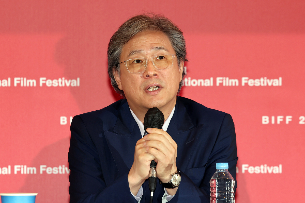 박찬욱 감독, ‘어쩔 수 없다’로 시체스영화제 감독상 수상