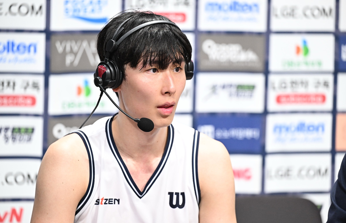 수장도 적장도 입모아 송교창 칭찬 ”리그 최고 수비, 돌파 능력 더 좋아져”…정작 주인공은 ‘강혁’을 외쳤다