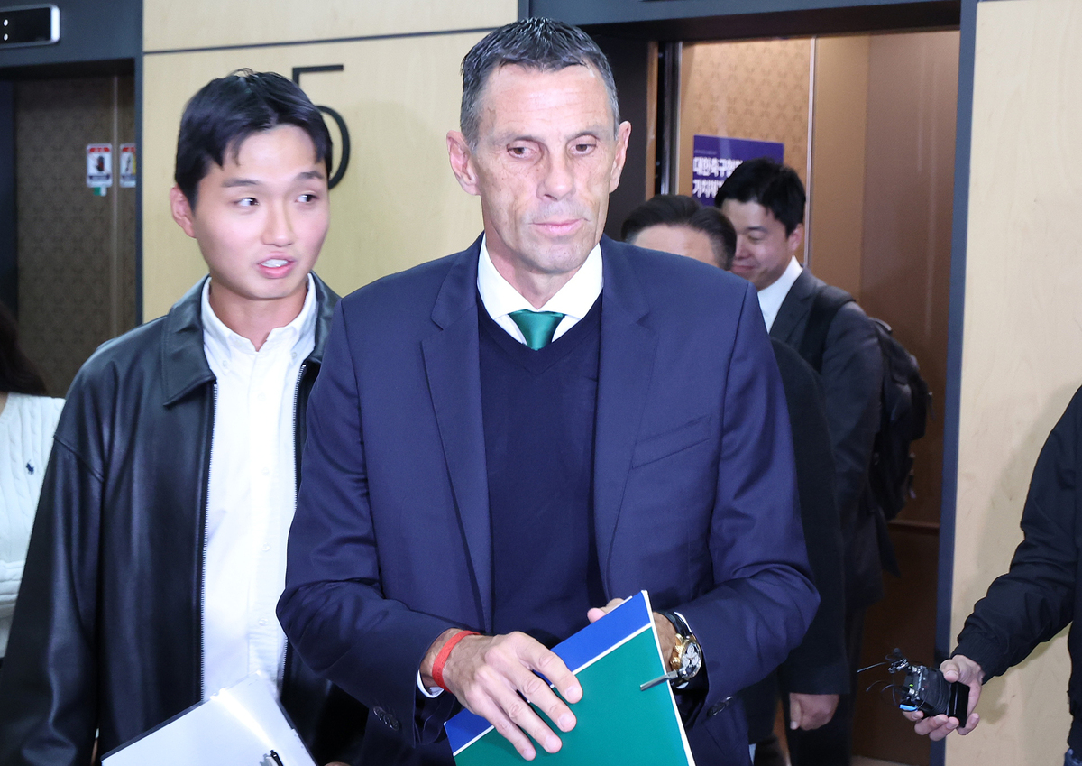 포옛 전북 감독, ‘올해의 감독상’ 후보 자격 문제 없다… 판정 불만 제재금 300만원